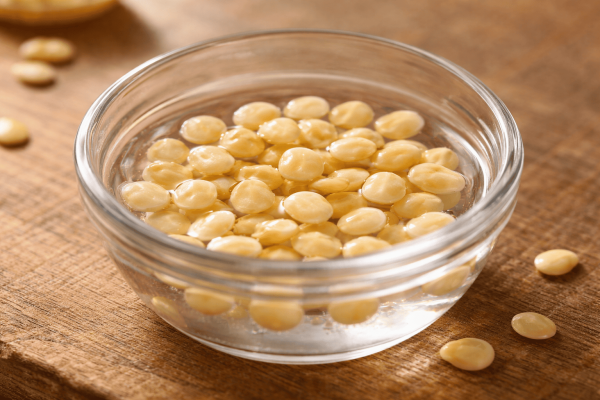 Семена перца замачиваются в растворе стимулятора роста